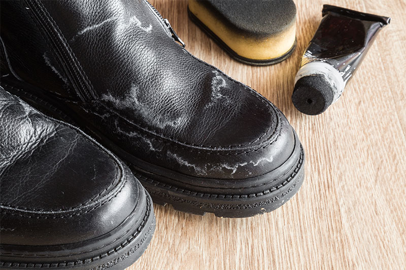 Use Vinegar To Remove Salt Stains From Leather Shoes
